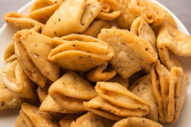 Katmanlı ya da şeritli Mathri ya da mathiya Kuzey Hindistan 'da insanların çay ile sevdiği popüler bir aperatif tarifidir.