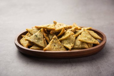 Hint Namkeen Palak veya Methi Mathri Triangle şekli veya Tikona - Tuzlu Fenugreek veya ıspanak yaprağı karışımı krakerler