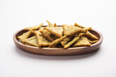 Hint Namkeen Palak veya Methi Mathri Triangle şekli veya Tikona - Tuzlu Fenugreek veya ıspanak yaprağı karışımı krakerler