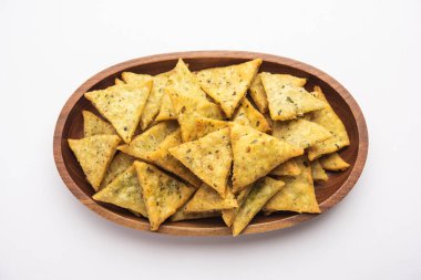 Hint Namkeen Palak veya Methi Mathri Triangle şekli veya Tikona - Tuzlu Fenugreek veya ıspanak yaprağı karışımı krakerler