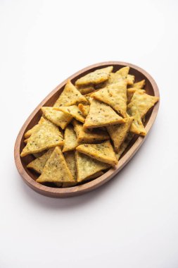 Hint Namkeen Palak veya Methi Mathri Triangle şekli veya Tikona - Tuzlu Fenugreek veya ıspanak yaprağı karışımı krakerler