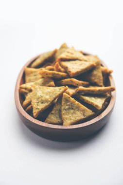 Hint Namkeen Palak veya Methi Mathri Triangle şekli veya Tikona - Tuzlu Fenugreek veya ıspanak yaprağı karışımı krakerler