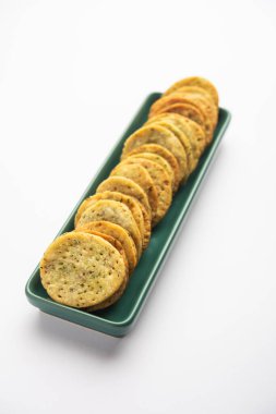 Palak veya Methi Mathri - Tuzlu FenuGreek veya ıspanak yapraklı krakerler Hindistan 'da popülerdir.