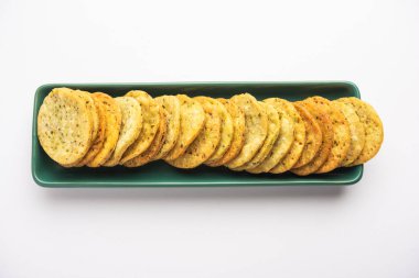 Palak veya Methi Mathri - Tuzlu FenuGreek veya ıspanak yapraklı krakerler Hindistan 'da popülerdir.