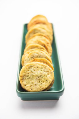 Palak veya Methi Mathri - Tuzlu FenuGreek veya ıspanak yapraklı krakerler Hindistan 'da popülerdir.