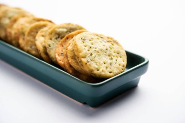 Palak veya Methi Mathri - Tuzlu FenuGreek veya ıspanak yapraklı krakerler Hindistan 'da popülerdir.