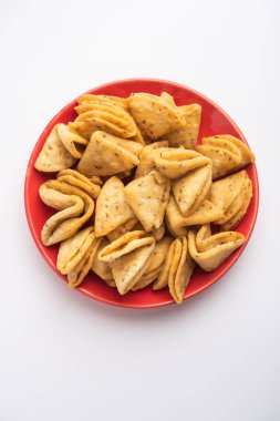 Katmanlı ya da şeritli Mathri ya da mathiya Kuzey Hindistan 'da insanların çay ile sevdiği popüler bir aperatif tarifidir.