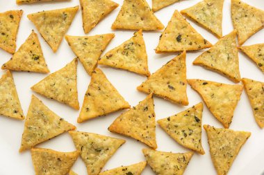 Hint Namkeen Palak veya Methi Mathri Triangle şekli veya Tikona - Tuzlu Fenugreek veya ıspanak yaprağı karışımı krakerler