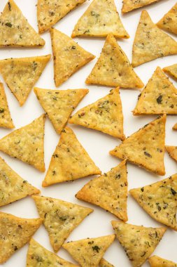 Hint Namkeen Palak veya Methi Mathri Triangle şekli veya Tikona - Tuzlu Fenugreek veya ıspanak yaprağı karışımı krakerler