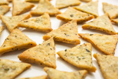 Hint Namkeen Palak veya Methi Mathri Triangle şekli veya Tikona - Tuzlu Fenugreek veya ıspanak yaprağı karışımı krakerler