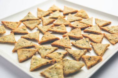 Hint Namkeen Palak veya Methi Mathri Triangle şekli veya Tikona - Tuzlu Fenugreek veya ıspanak yaprağı karışımı krakerler
