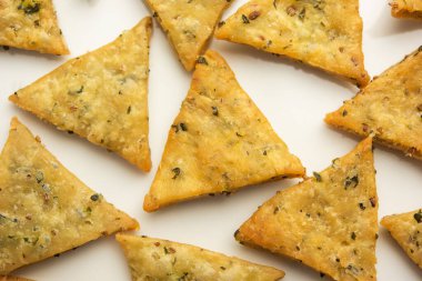 Hint Namkeen Palak veya Methi Mathri Triangle şekli veya Tikona - Tuzlu Fenugreek veya ıspanak yaprağı karışımı krakerler