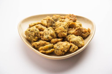 Palak veya Methi Mathri - Tuzlu FenuGreek veya ıspanak yapraklı krakerler Hindistan 'da popülerdir.