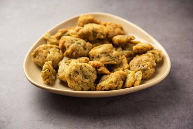 Palak veya Methi Mathri - Tuzlu FenuGreek veya ıspanak yapraklı krakerler Hindistan 'da popülerdir.
