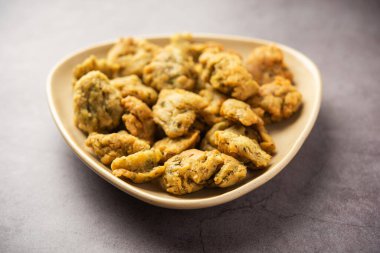 Palak veya Methi Mathri - Tuzlu FenuGreek veya ıspanak yapraklı krakerler Hindistan 'da popülerdir.