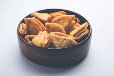 Katmanlı ya da şeritli Mathri ya da mathiya Kuzey Hindistan 'da insanların çay ile sevdiği popüler bir aperatif tarifidir.