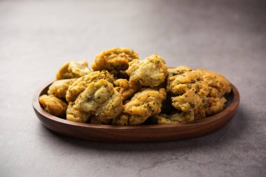 Palak veya Methi Mathri - Tuzlu FenuGreek veya ıspanak yapraklı krakerler Hindistan 'da popülerdir.
