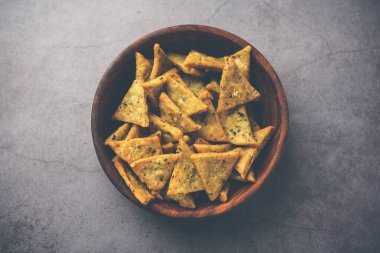 Hint Namkeen Palak veya Methi Mathri Triangle şekli veya Tikona - Tuzlu Fenugreek veya ıspanak yaprağı karışımı krakerler