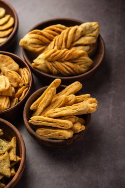 Mathri veya Mathiya grupta. Popüler bir Hint çay saati atıştırmalığı.