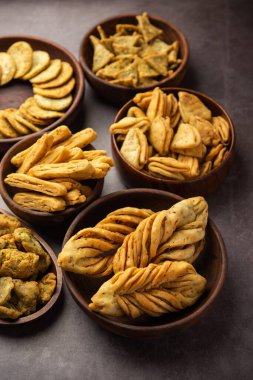 Mathri veya Mathiya grupta. Popüler bir Hint çay saati atıştırmalığı.