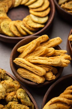 Mathri veya Mathiya grupta. Popüler bir Hint çay saati atıştırmalığı.