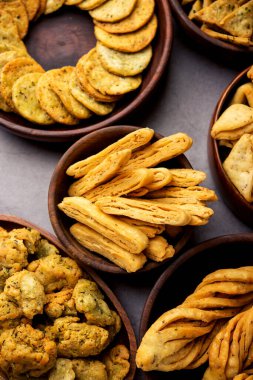 Mathri veya Mathiya grupta. Popüler bir Hint çay saati atıştırmalığı.