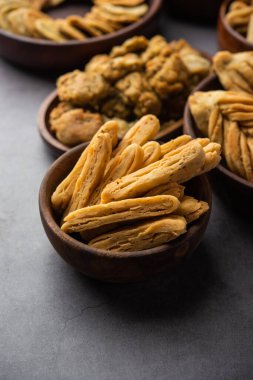 Mathri veya Mathiya grupta. Popüler bir Hint çay saati atıştırmalığı.