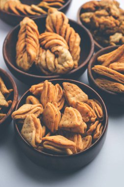 Mathri veya Mathiya grupta. Popüler bir Hint çay saati atıştırmalığı.