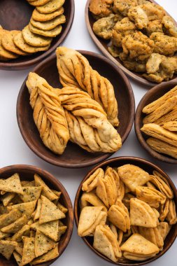 Mathri veya Mathiya grupta. Popüler bir Hint çay saati atıştırmalığı.