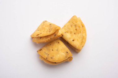 Katmanlı ya da şeritli Mathri ya da mathiya Kuzey Hindistan 'da insanların çay ile sevdiği popüler bir aperatif tarifidir.