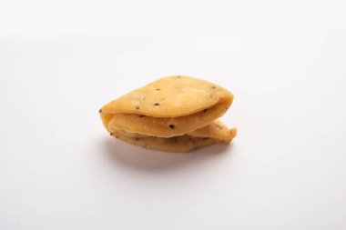 Katmanlı ya da şeritli Mathri ya da mathiya Kuzey Hindistan 'da insanların çay ile sevdiği popüler bir aperatif tarifidir.