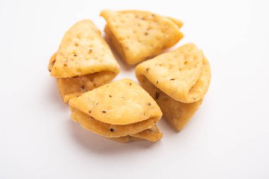 Katmanlı ya da şeritli Mathri ya da mathiya Kuzey Hindistan 'da insanların çay ile sevdiği popüler bir aperatif tarifidir.