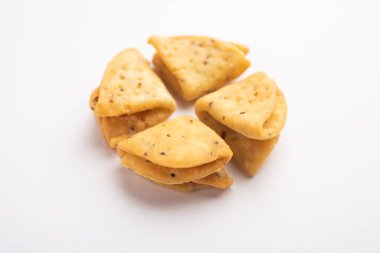 Katmanlı ya da şeritli Mathri ya da mathiya Kuzey Hindistan 'da insanların çay ile sevdiği popüler bir aperatif tarifidir.