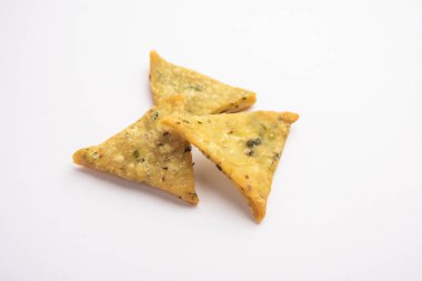 Hint Namkeen Palak veya Methi Mathri Triangle şekli veya Tikona - Tuzlu Fenugreek veya ıspanak yaprağı karışımı krakerler