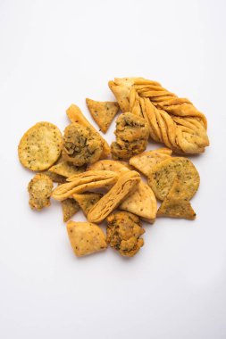 Mathri veya Mathiya grupta. Popüler bir Hint çay saati atıştırmalığı.