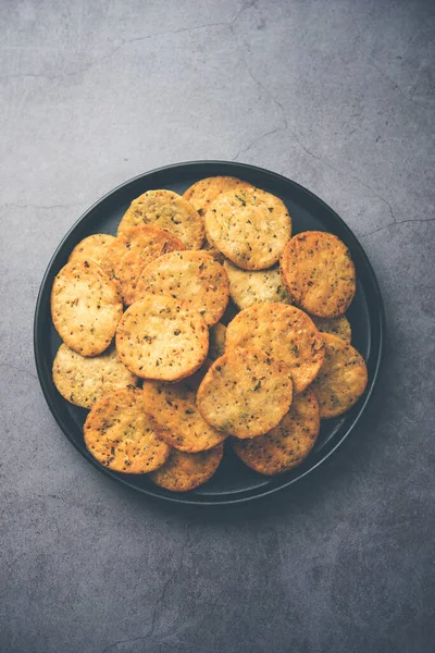 Palak veya Methi Mathri - Tuzlu FenuGreek veya ıspanak yapraklı krakerler Hindistan 'da popülerdir.