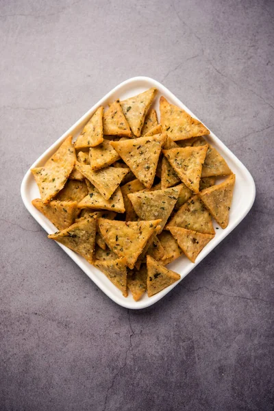 Hint Namkeen Palak veya Methi Mathri Triangle şekli veya Tikona - Tuzlu Fenugreek veya ıspanak yaprağı karışımı krakerler