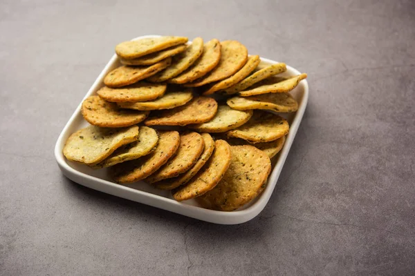 Palak veya Methi Mathri - Tuzlu FenuGreek veya ıspanak yapraklı krakerler Hindistan 'da popülerdir.