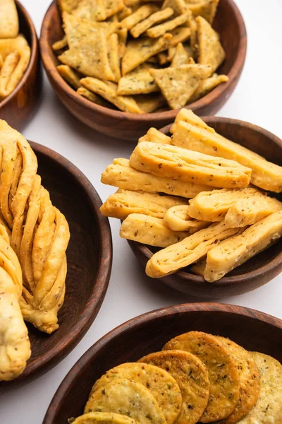 Mathri veya Mathiya grupta. Popüler bir Hint çay saati atıştırmalığı.