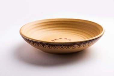 Boş kahverengi seramik hizmet kase, beyaz veya gri arka plan üzerinde izole