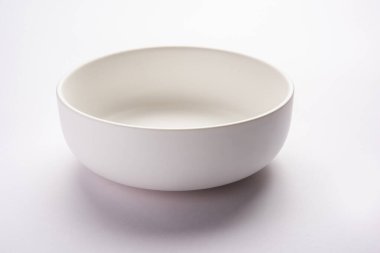 Boş beyaz seramik hizmet kase, beyaz veya gri arka plan üzerinde izole