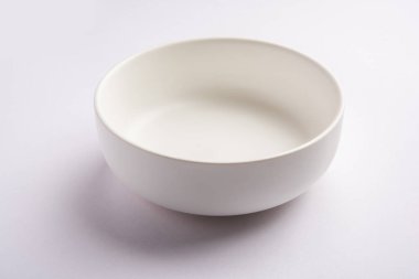 Boş beyaz seramik hizmet kase, beyaz veya gri arka plan üzerinde izole