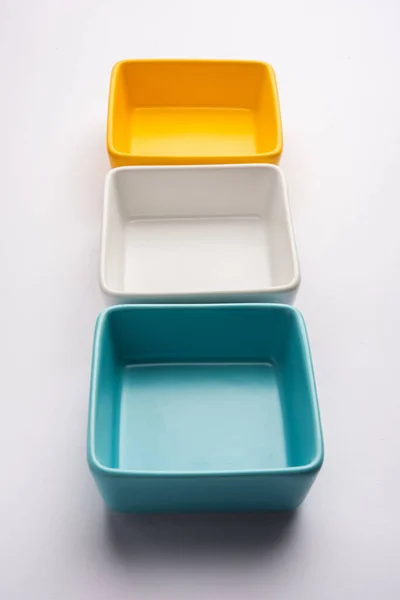 Grupa Puste Białe Żółte Niebieskie Ceramiczne Miski Serwowania Izolowane Białym — Zdjęcie stockowe