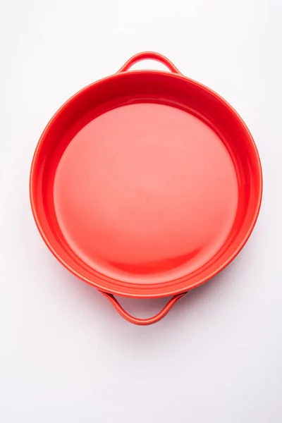 Κενό Κόκκινο Κεραμικό Μπολ Σερβιρίσματος Απομονωμένο Λευκό Γκρι Φόντο — Φωτογραφία Αρχείου
