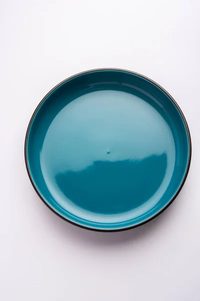 空的蓝色陶瓷碗 白色或灰色背景隔离 — 图库照片