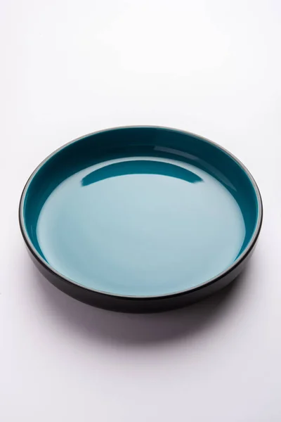 Tigela Cerâmica Azul Vazia Isolada Sobre Fundo Branco Cinza — Fotografia de Stock
