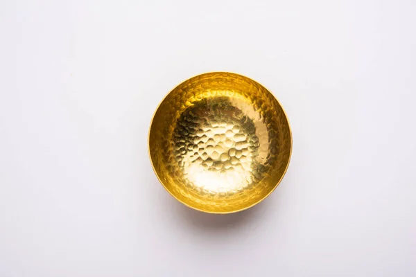 Пустой Латуни Золотой Металлической Чаши Изолированы Белом Фоне — стоковое фото