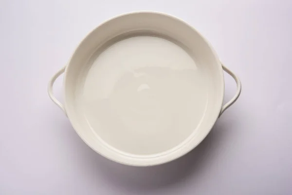 Ciotola Vuota Ceramica Bianca Isolata Sfondo Bianco Grigio — Foto Stock