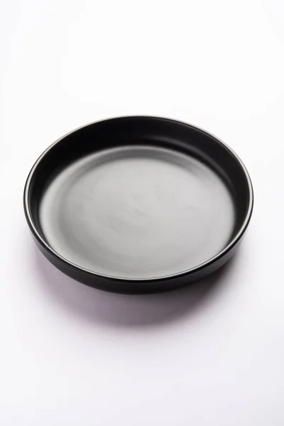 Tigela Cerâmica Preta Vazia Isolada Sobre Fundo Branco Cinza — Fotografia de Stock