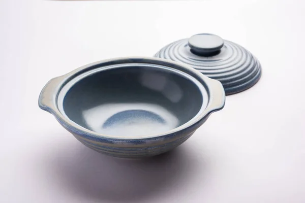 蓝色的空陶瓷碗或有盖子的容器 在普通背景上隔离 — 图库照片